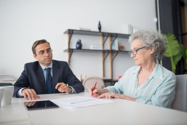 Comment les seniors peuvent-ils bénéficier d'une aide juridictionnelle ?